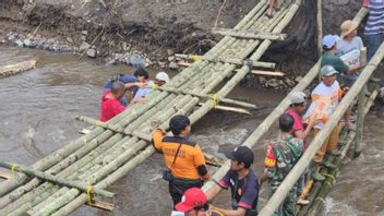6,000名孤立居民,在西苏门答腊山洪暴发地点建造了一座应急桥