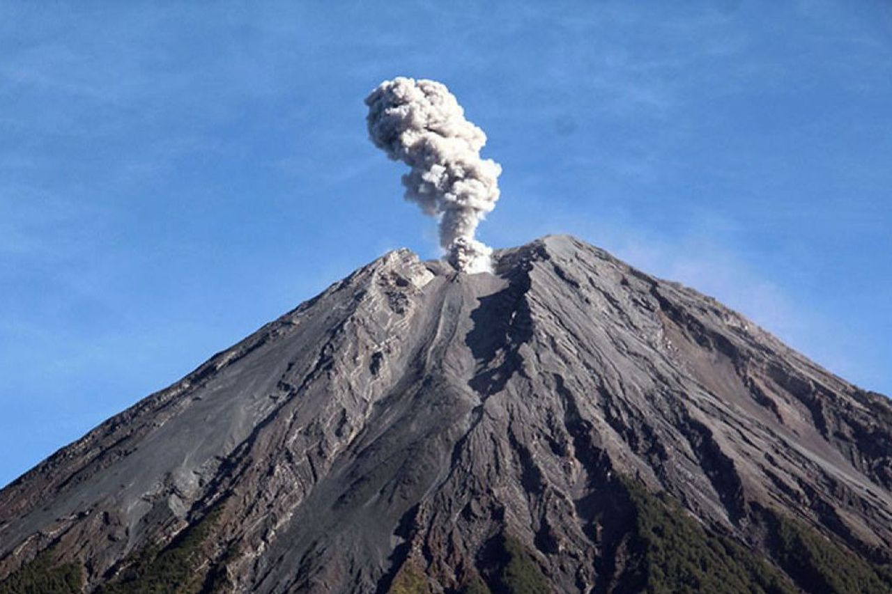 火曜日の朝、スメル山の高さ500メートルのムンタカン火山灰