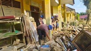 Petugas Bersihkan Lumpur yang Mengendap Akibat Banjir di Aceh Tamiang