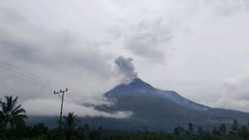 NTTの男性レウォトビ山が再び噴火し、600 Mの高さの火山灰を吐き出す