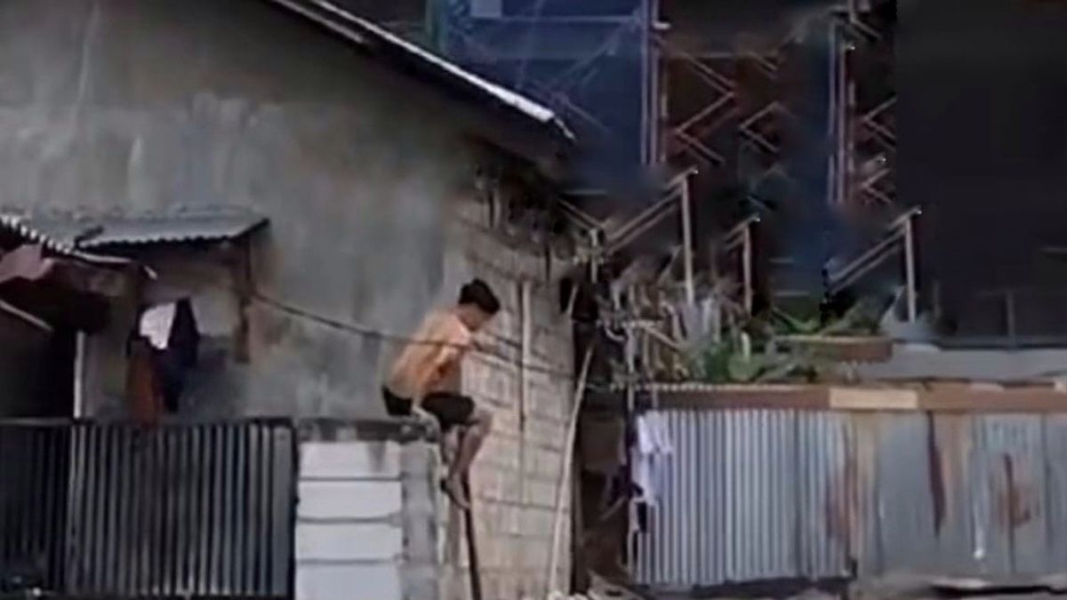 Roof Of House Hit By Cement Spill, Man In South Jakarta Jumps From 2nd Floor Boarding House