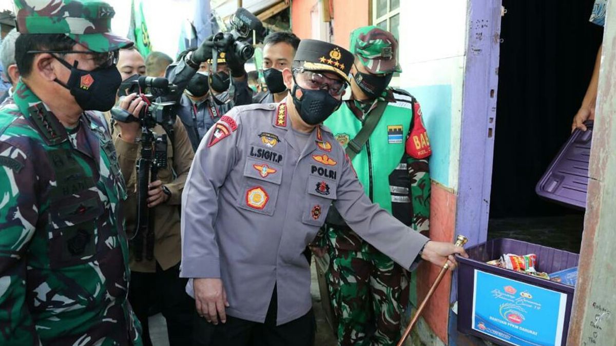 Commémorant L’Aïd Al-Adha, La Police Distribue De L’aide Sociale Et Des Animaux Sacrificiels Dans Toute L’Indonésie