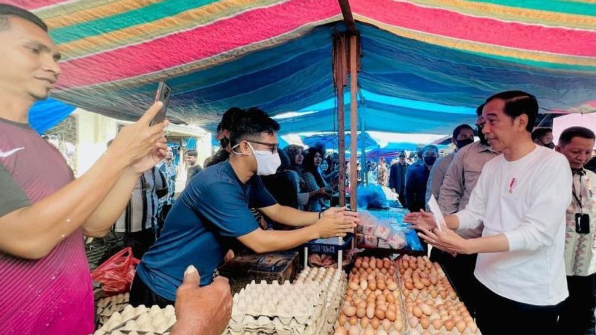 佐科威在Batuphat Timur Aceh市场购买2公斤辣椒和坦佩，出价为每公斤5，000卢比