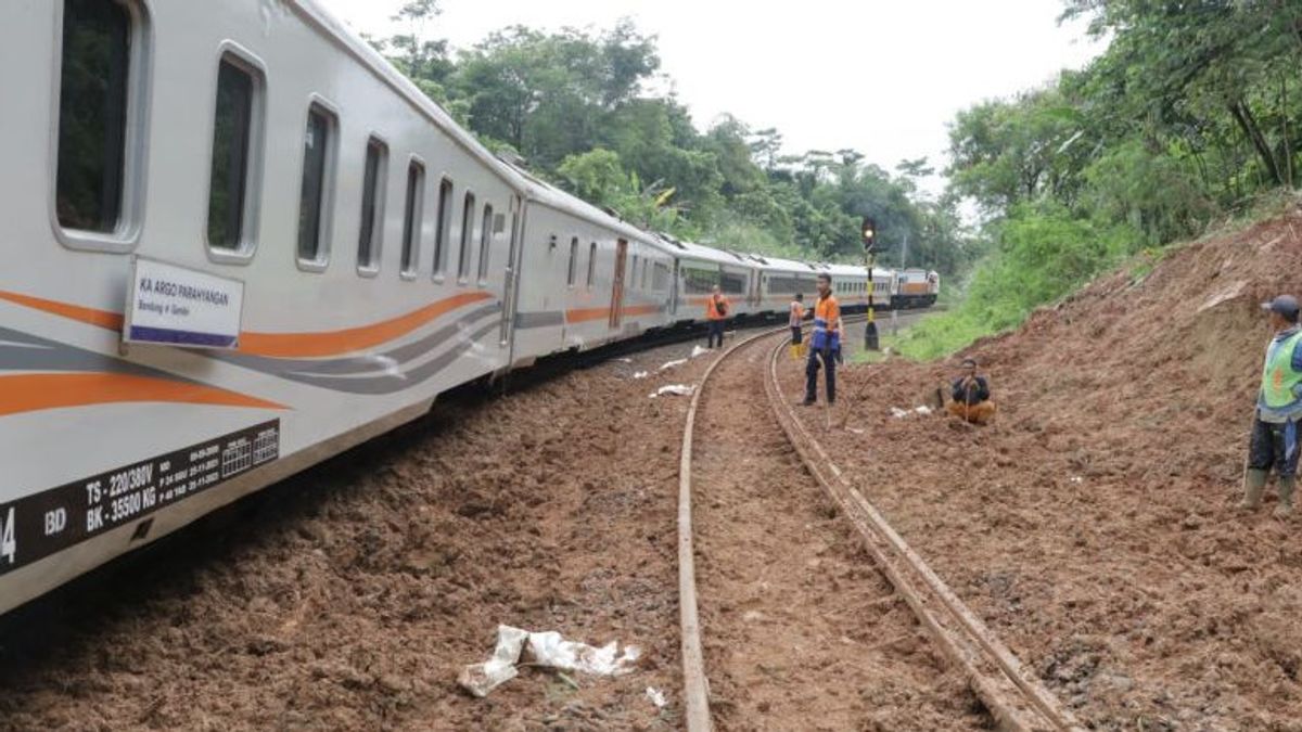 Once Buried By A Landslide, The Train Line In Purwakarta Can Be Crossed