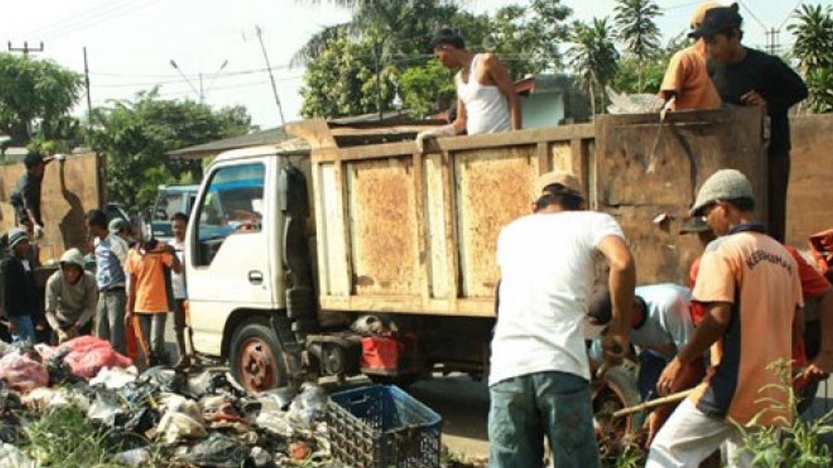 Jalupang垃圾填埋场被烧毁的影响,临时避难所的垃圾堆积