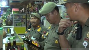 Considered A Crime Trigger, East Jakarta PP Saptol Officer Sita 216 Bottles Of Alcohol From Various Shops