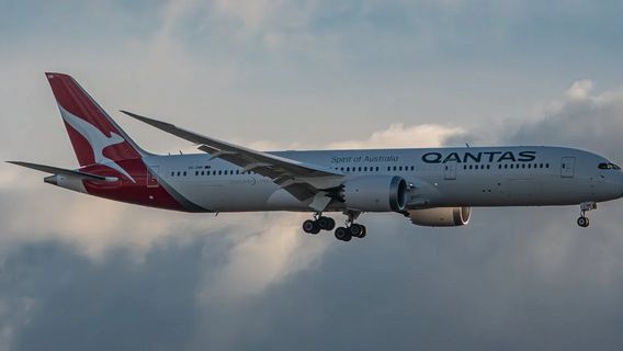 رحلة جوية إلى اليابان ، يتم عرض ركاب فيلم Qantas Syok Dewasa على متن طائرة