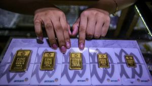Harga Emas Antam Anjlok Rp12.000 ke Rp1.894.000 per Gram