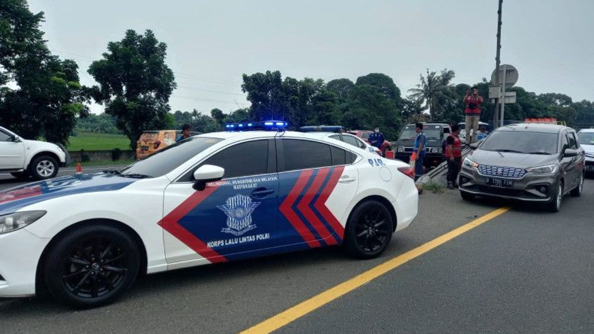 Petugas Terapkan <i>Contraflow</i> Tol Jakarta-Cikampek Urai Kepadatan