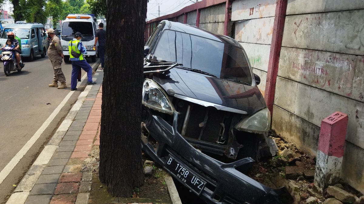 Somnolent, Le Conducteur D’Avanza A Perdu Le Contrôle à Jatinegara, Une Voiture Entre Dans Une Tranchée