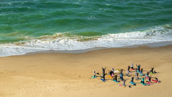 Trois personnes évacuées dans l'île de Tak Beruan grâce à l'inscription 'HELP' sur le sable