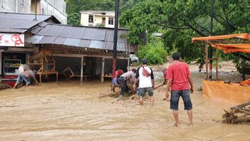  Begini Penampakan Banjir Bandang yang Menerjang Parapat Sumut