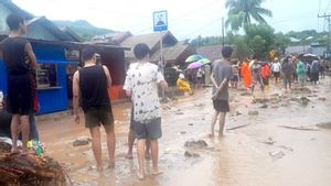 Inondation de pluie frappant Tenilo Gorontalo, Lumpur à Batang Kayu Lintasi Rue