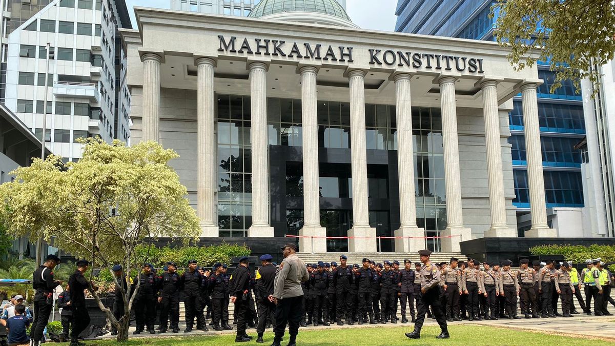 Central Jakarta Police Chief Asks Masses To Show Respect For Session Decisions At The Constitutional Court Building