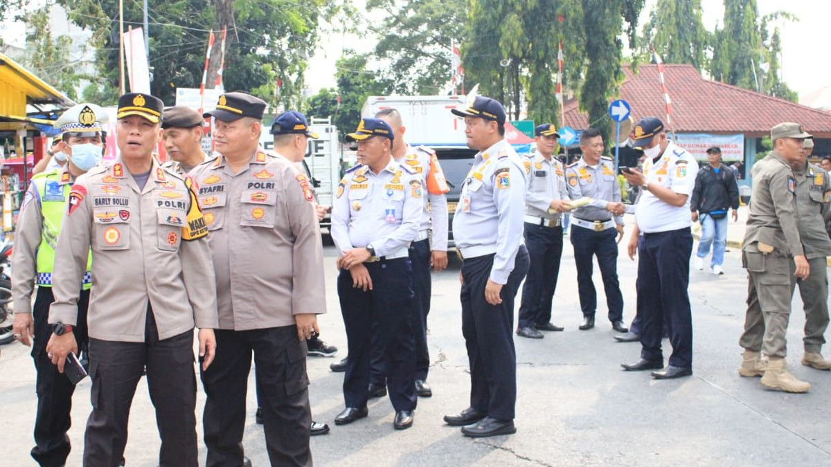 Diprediksi Ada Lonjakan Pemudik di Terminal Kalideres, Polres Metro Jakbar Tambah Personel Lakukan Pengamanan