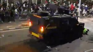 Pria Berjaket Ojol Tewas Ditabrak Mobil Rantis Brimob di Tanah Abang saat Polisi Kejar Massa Demo
