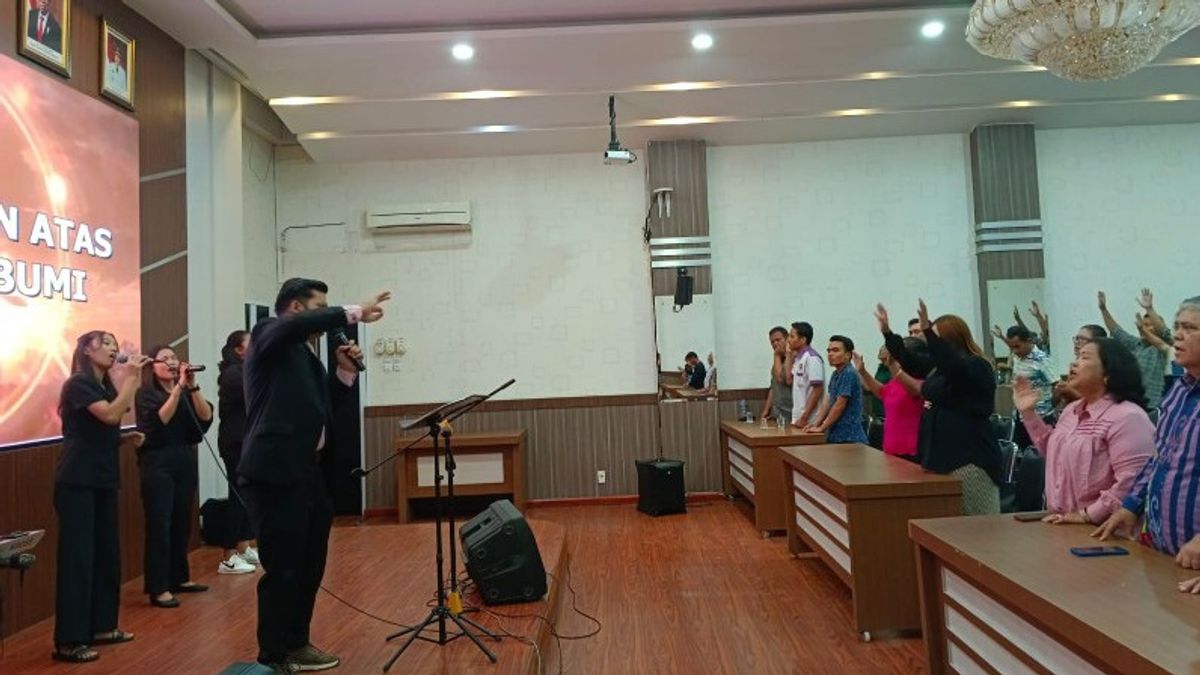 Tak Lagi di Trotoar, Jemaat Gereja Elim Kristen Indonesia Beribadah Sementara di Kantor Walkot Bobby Nasution