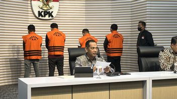 ラブハンバトゥ摂政は容疑者になり、KPKオレンジ色のベストを着用しています