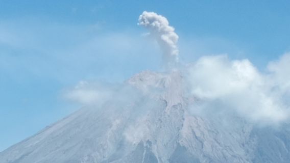 スメル山が噴火、人々に火山火砕流への警戒を呼びかけ
