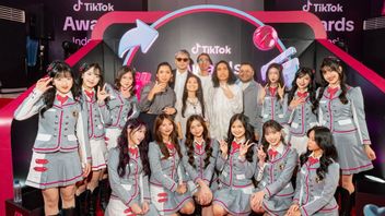 2025年印度尼西亚TikTok大奖上Barasuara和JKT48的独特合作肖像