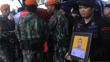 星期五早上,KKB枪击事件的受害者Brimob成员的尸体抵达Kupang NTT