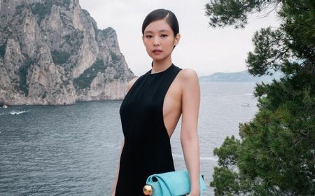 Potret Jennie BLACKPINK Debut Model Runaway, Pesona Backless Dress-nya Bikin Tamu Panas Dingin