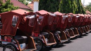 Lansia Penarik Becak Ungkap Rasa Senang saat Diberi Becak Listrik oleh Prabowo