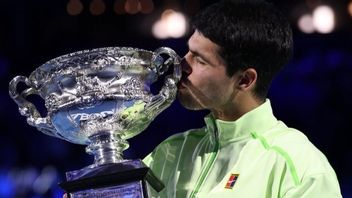 كارلوس ألكاراز الفائز بجائزة أستراليا المفتوحة 2026 بعد هزيمة ديوكوفيتش   