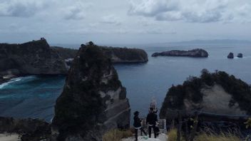 ヌサペニダへの高速ボートは船の漏れにより沈没し、観光客は避難した