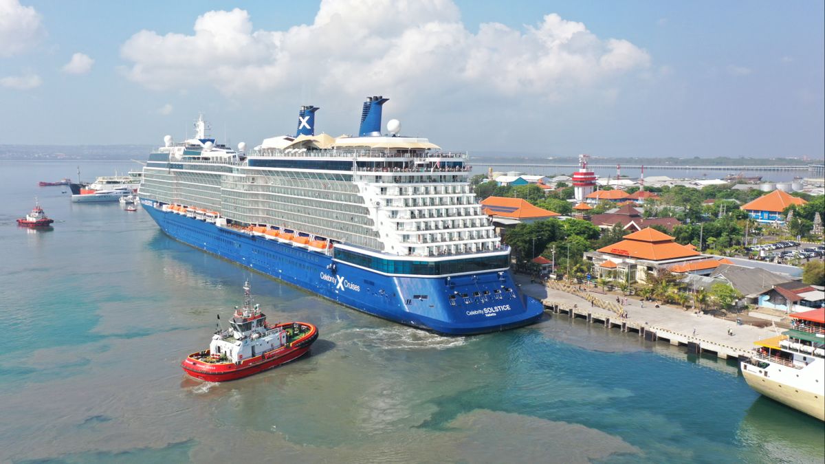 Kapal Pesiar Raksasa Celebrity Solstice Sandar di Bali, Bawa 2.800 Wisman 