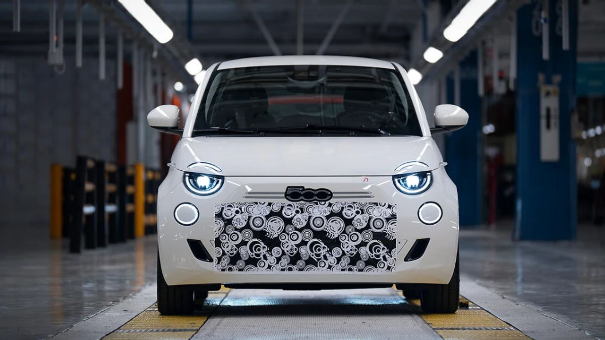 Unit Pertama Praproduksi Fiat 500 Hybrid Meluncur dari Pabrik, Diproduksi Massal Akhir 2025