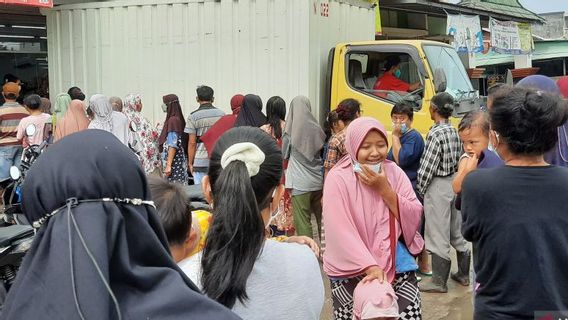 Warga Perumahan Sudirman Rela Antre Desak-desakan Demi Minyak Goreng Rp14 Ribu