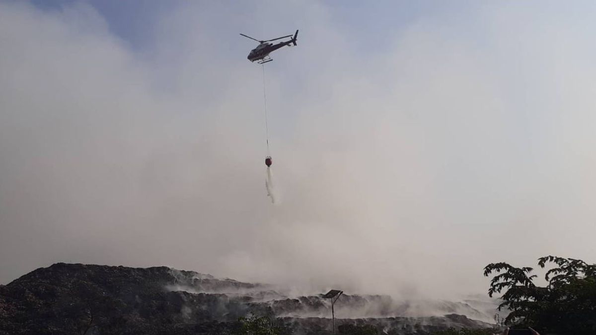 猫沼泽垃圾填埋场的消防仍在进行中,BNPB降低了水轰炸直升机