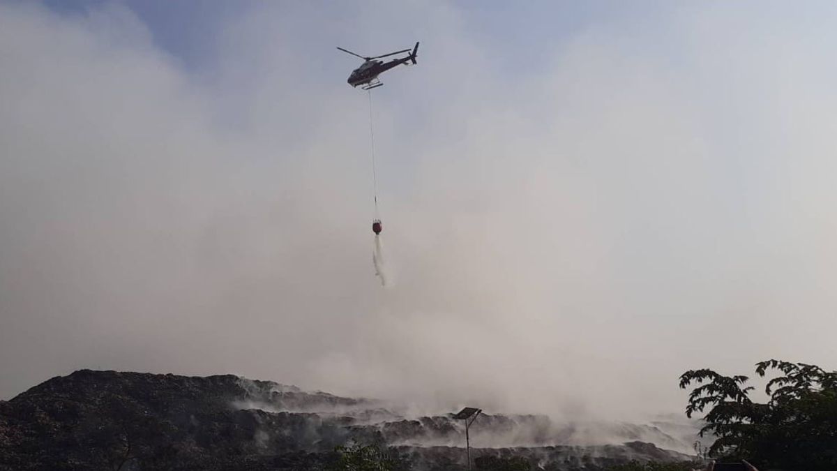 Fire Extinguishing At The Rawa Cat TPA Is Still Ongoing, BNPB Deploys Water Bombing Helicopters