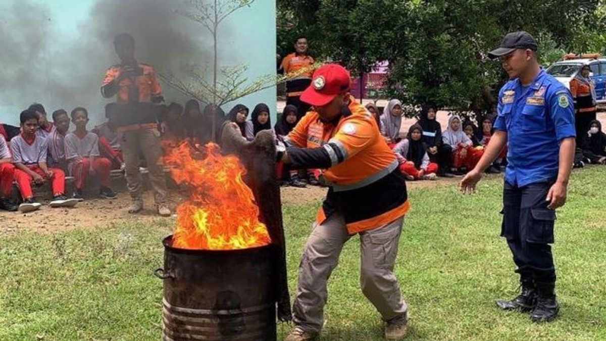 Junior High To High School Children In Trenggalek Are Taught How To Put Out The Fire