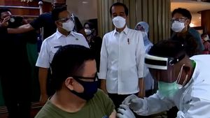 Kompak, Jokowi-Anies Tinjau Vaksinasi Pedagang Pasar di Tanah Abang