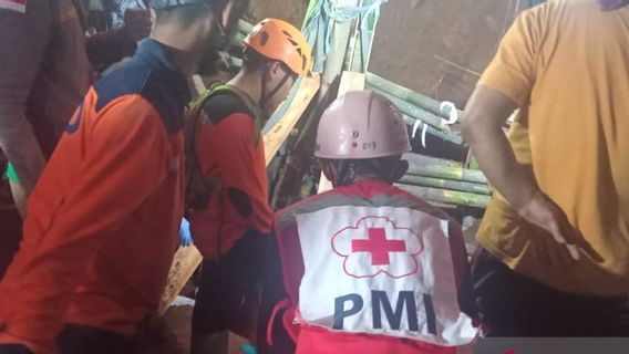 لا يزال فريق البحث والإنقاذ يعمل بجد للعثور على الضحايا الذين دفنتهم الانهيارات الأرضية في سوكابومي