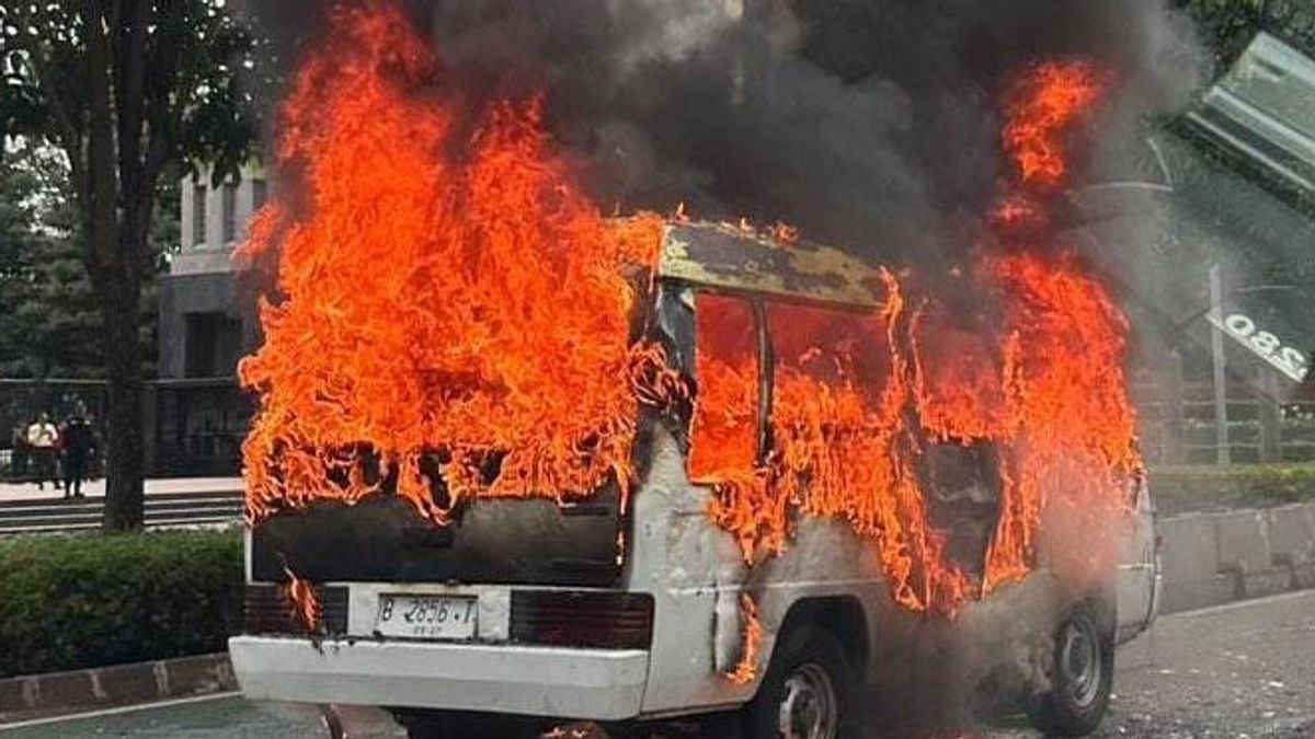 Mitsubishi Starwagon Burns In Front Of Gate 6 GBK Senayan, Officers Extinguish