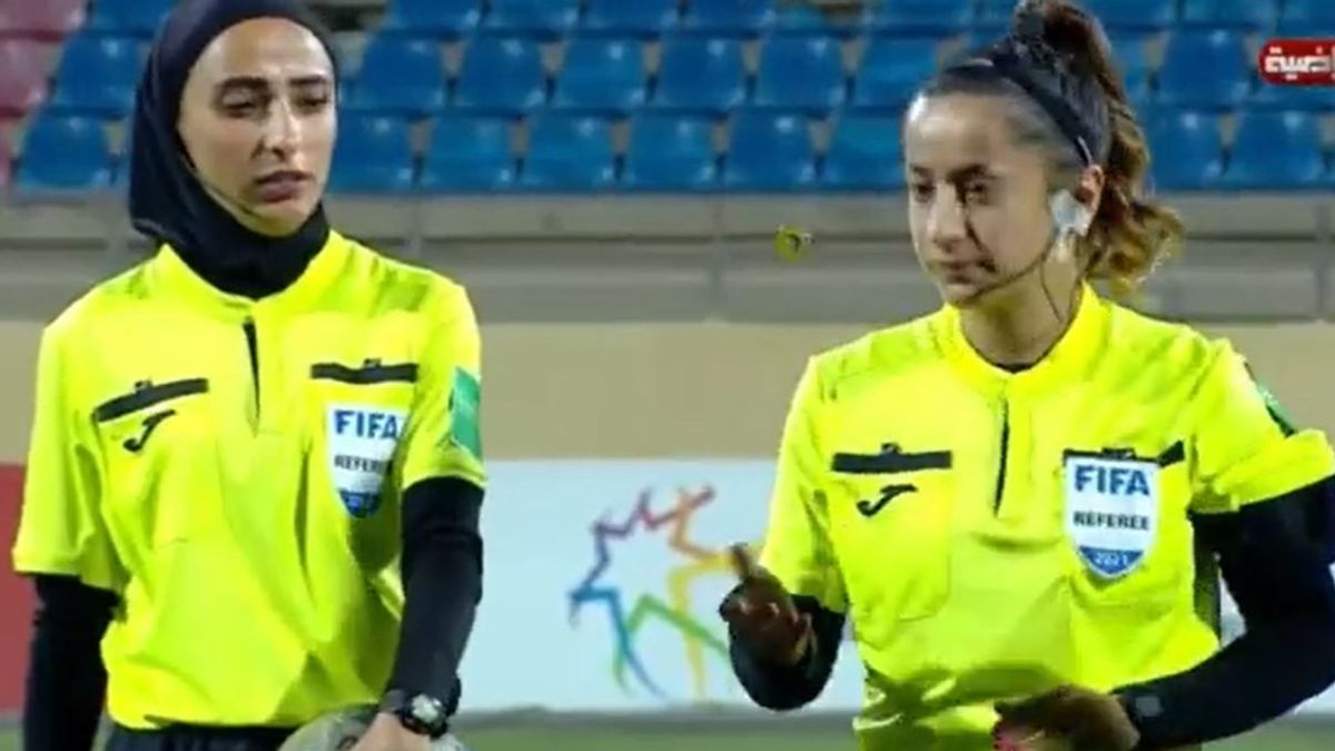 تعزيز كرة القدم بين النساء، فريق حكم السيدات يقود لعبة الرجال في الأردن