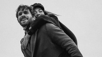 如何用一句赞美的话语来培养一段关系中的浪漫？