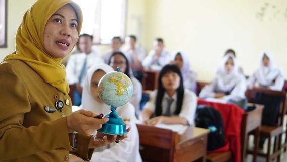 受邀教师身份是一颗定时炸弹，印度尼西亚受到教学人员短缺的威胁