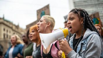 デモが社会的にハイライトになる、親の子育てスタイルは若者が政治的問題にどのように対応するかを決定する