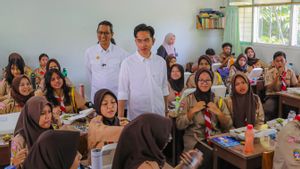 Tinjau Uji Coba Makan Gratis Sekolah di Jakarta ada Salad dan Ayam, Gibran: Ini Menu Paling Mewah