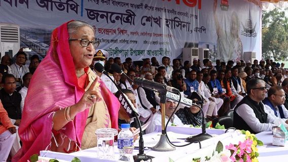 数千名抗议者为孟加拉国前首相谢赫·哈西娜(Sheikh Hasina)父亲的家烧毁