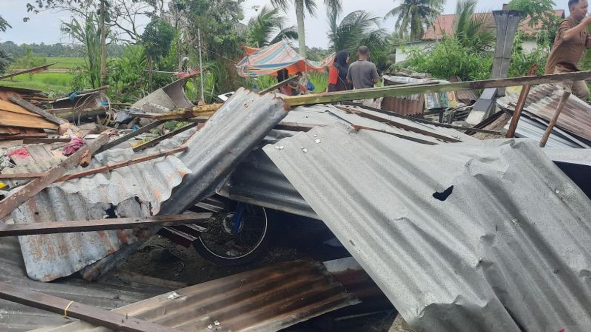 17 Rumah di Padang Pariaman Dihantam Angin Puting Beliung