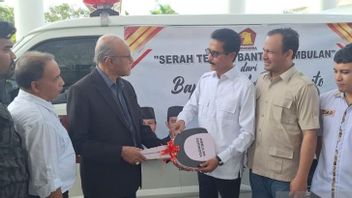 Prabowo Hands Over 25 Ambulances For Aceh