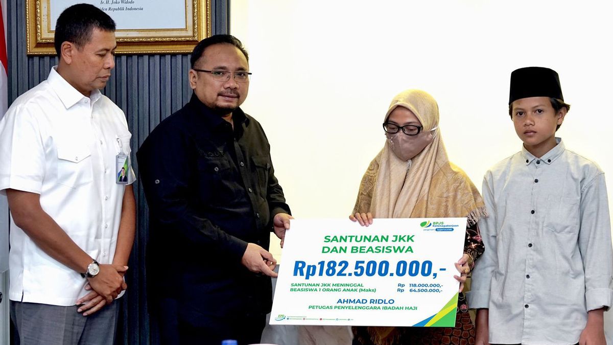 Hajj Officer Dies While On Duty, Minister Of Religion Yaqut Hands Over Compensation Of BPJS Employment Rp183 Million