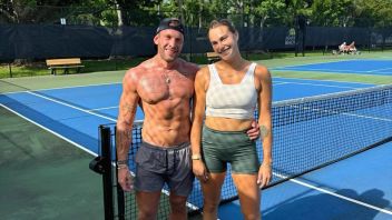アリナ・サバレンカは、ミコノスでのロマンチックな休暇でウィンブルドンの失望を忘れる