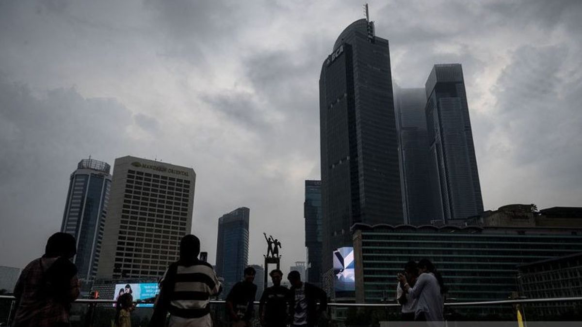 Le temps à Jakarta le 1er octobre, le matin brillant et l’après-midi jusqu’à la nuit brume