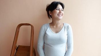24 Weeks Pregnant, Indah Permatasari Shares 6 Portraits Of Baby Bump